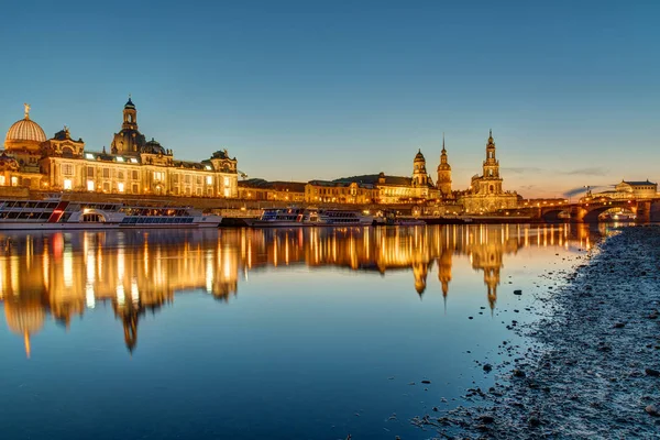 Almanya'da Dresden manzarası şafak