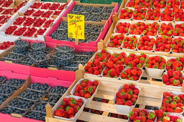 Aardbeien, bosbessen en frambozen te koop — Stockfoto