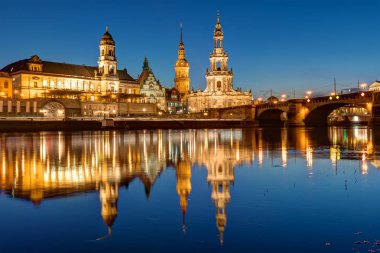 Hofkirche ve Dresden Sarayı gece