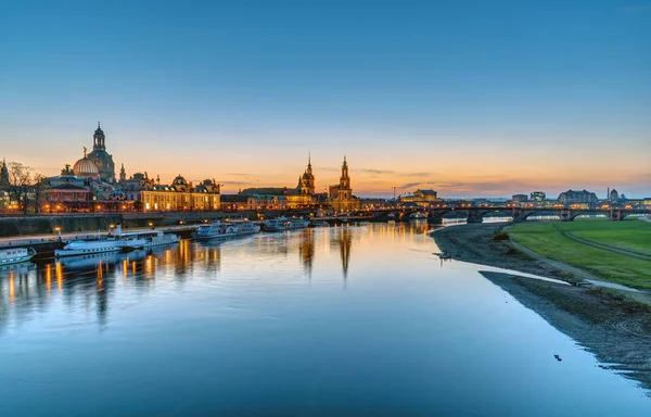 Panorama över Dresden efter solnedgången — Stockfoto