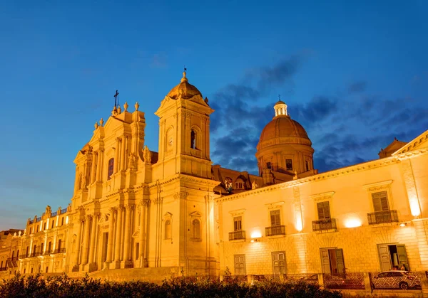 La catedral de Noto en Sicilia por la noche —  Fotos de Stock