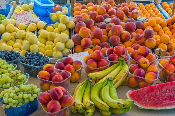 Персики и другие фрукты на продажу — стоковое фото