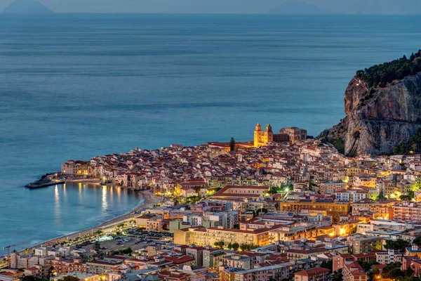 Cefalu na Sicílii za svítání — Stock fotografie
