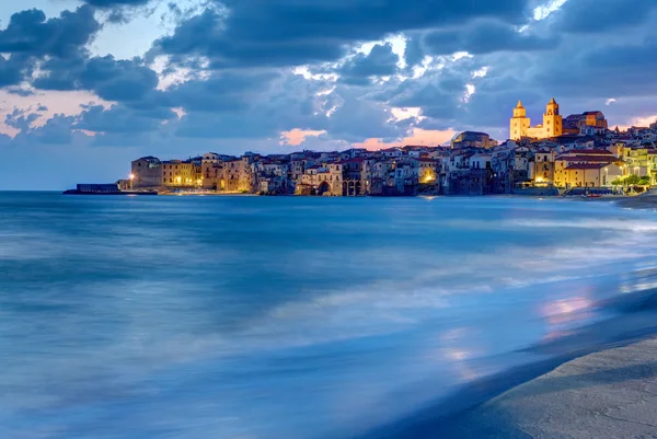 A cidade de Cefalu e a praia local ao entardecer — Fotografia de Stock