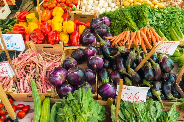 Свежий салат и овощи на продажу — стоковое фото