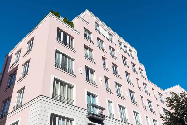 Modern pink apartment house in Berlin — Stock Photo, Image