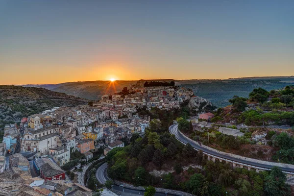 El sol sale sobre Ragusa Ibla en Sicilia — Foto de Stock