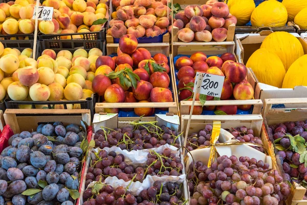 Raffinata selezione di frutta fresca in un mercato — Foto Stock