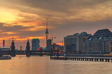 Berlin üzerinde gökyüzünde ateş