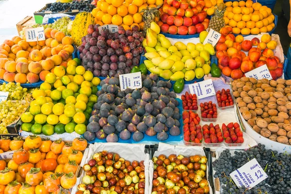 Grote verscheidenheid aan vruchten op een markt — Stockfoto