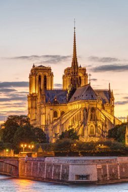 Gün batımında Notre Dame Katedrali