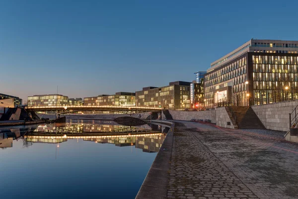 Moderne kantoorgebouwen aan de rivier de Spree in Berlijn — Stockfoto