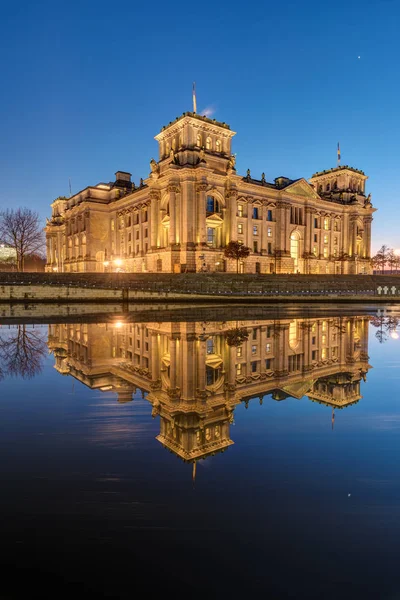 Reichstag odzwierciedla w brzegu Szprewy — Zdjęcie stockowe