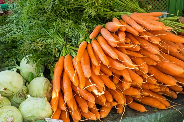Cenouras e couve-rábano para venda — Fotografia de Stock
