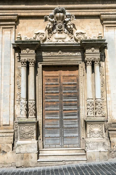 Ornated deur gezien in Caltagirone, Sicilië — Stockfoto
