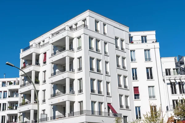 Weiße moderne Apartmenthäuser in Berlin — Stockfoto