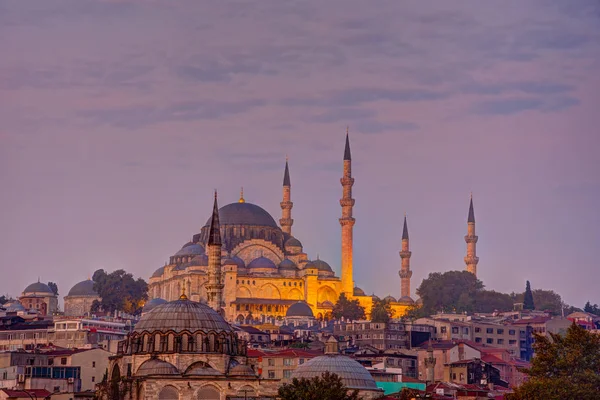 Güneş doğmadan önce Istanbul'daki Süleymaniye Camii