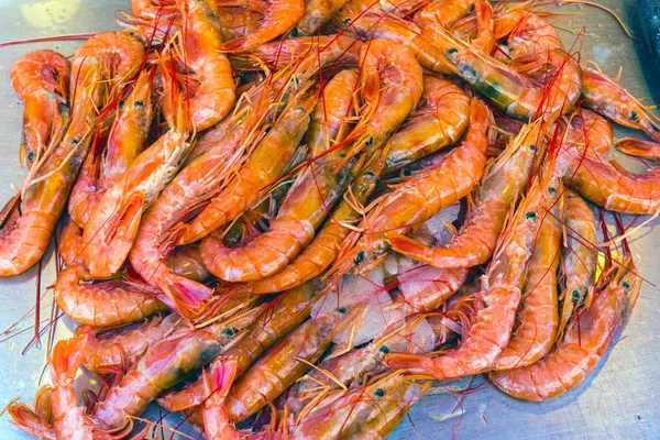 Camarones frescos para la venta un mercado — Foto de Stock