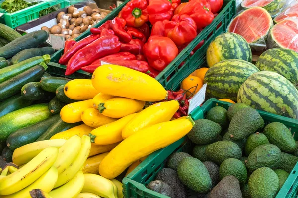 Hortalizas y frutas para la venta en un mercado —  Fotos de Stock