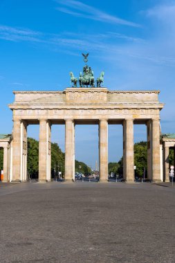 Güneşli bir günde Brandenburger Tor