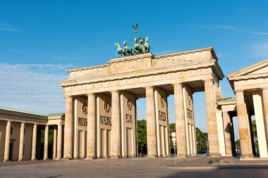 Güneşli bir günde Berlin'de Brandenburger Tor
