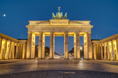 gece Berlin brandenburg kapısı