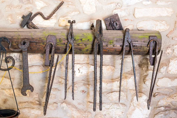 Herramientas oxidadas vistas en un antiguo taller —  Fotos de Stock