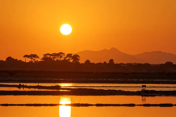 トラパニの塩田の夕日 — ストック写真