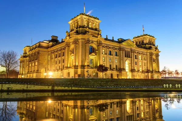 A Reichstag épület a folyó Spree, Berlin — Stock Fotó