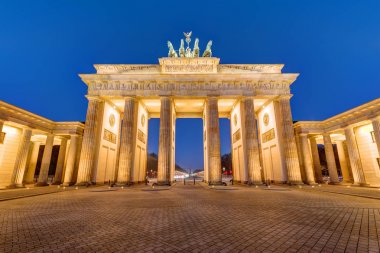 Şafakta Berlin 'deki Brandenburg Kapısı.