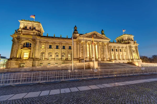 A német Reichstag hajnalban Berlinben — Stock Fotó