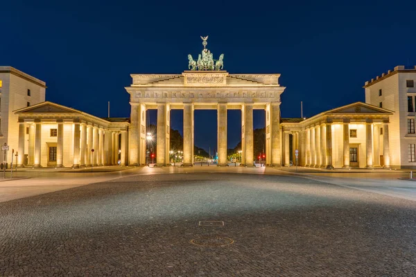 La Puerta de Brandeburgo en Berlín en la oscuridad — Foto de Stock