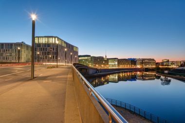 Berlin Spree Nehri Köprüsü ve ofis binaları