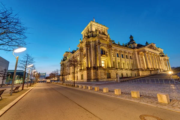 Der Deutsche Reichstag in Berlin vor Sonnenaufgang — Stockfoto