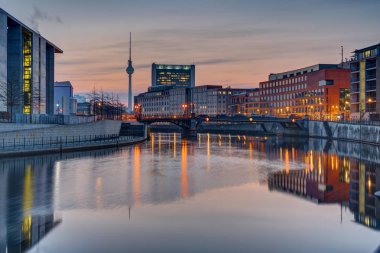 Berlin Spree Nehri güneş doğarken