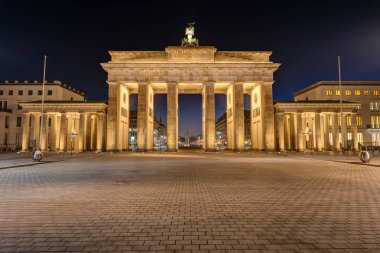 gece Berlin brandenburg kapısı