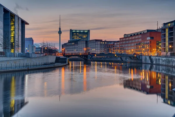 Berlin Spree Nehri güneş doğarken — Stok fotoğraf