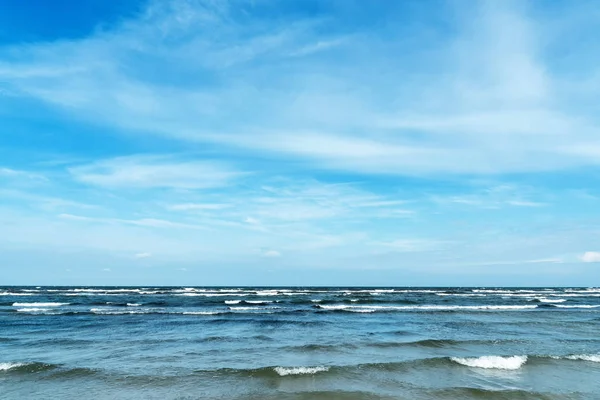 ชายหาดและคลื่นที่เห็นในทะเลบอลติก — ภาพถ่ายสต็อก