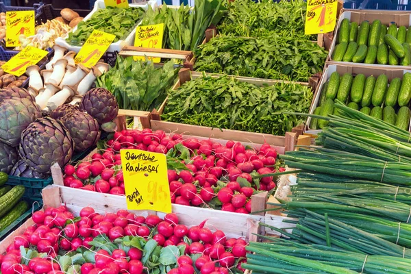 Rädisor, gräslök och andra grönsaker till salu — Stockfoto