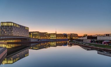 Ofis binaları, şafakta Berlin Spree Nehri