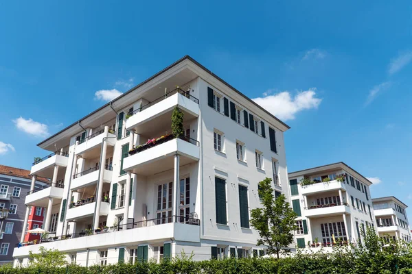 Casa multi-família branca vista em Berlim — Fotografia de Stock