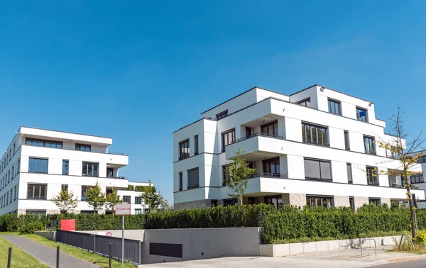 Casas multifamiliares modernas blancas en Berlín —  Fotos de Stock