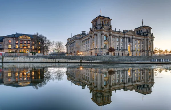 Il Reichstag al fiume Sprea a Berlino — Foto Stock