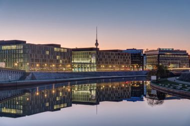 Berlin Spree Nehri güneş doğarken