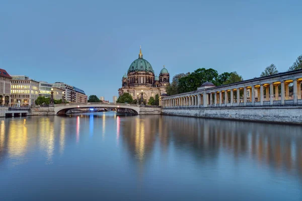 Berlin Dom i rzeki Spree — Zdjęcie stockowe