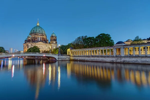 Berliinin Dom hämärässä — kuvapankkivalokuva