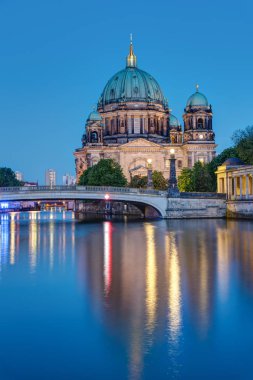 berliner dom geceleri