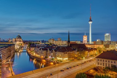 alexanderplatz de berlin gece