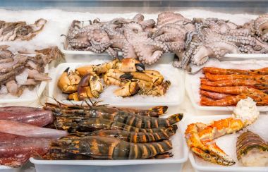 Kabuklu deniz ürünleri ve deniz ürünleri bir Pazar