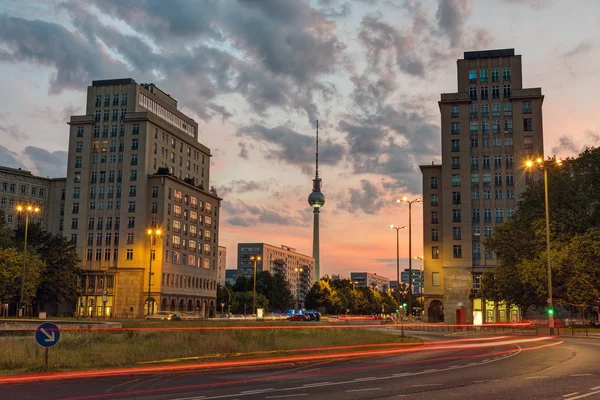 Strausberger Platz en Berlín después del atardecer —  Fotos de Stock